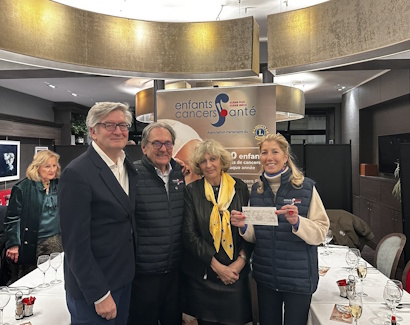 Remise d’un chèque à Enfants Cancer et Santé