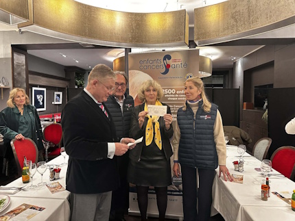 Remise d’un chèque à Enfants Cancer et Santé